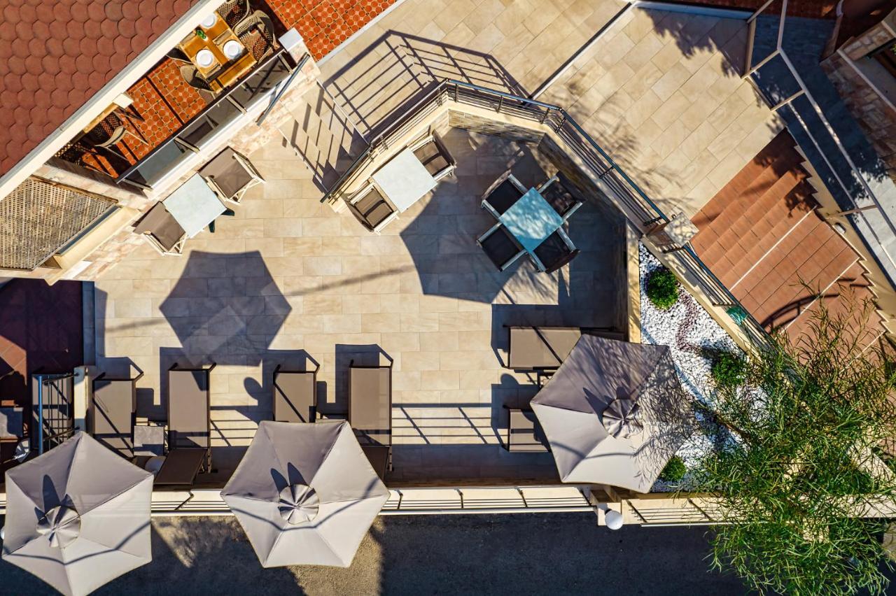 Theos Village Aparthotel 3*