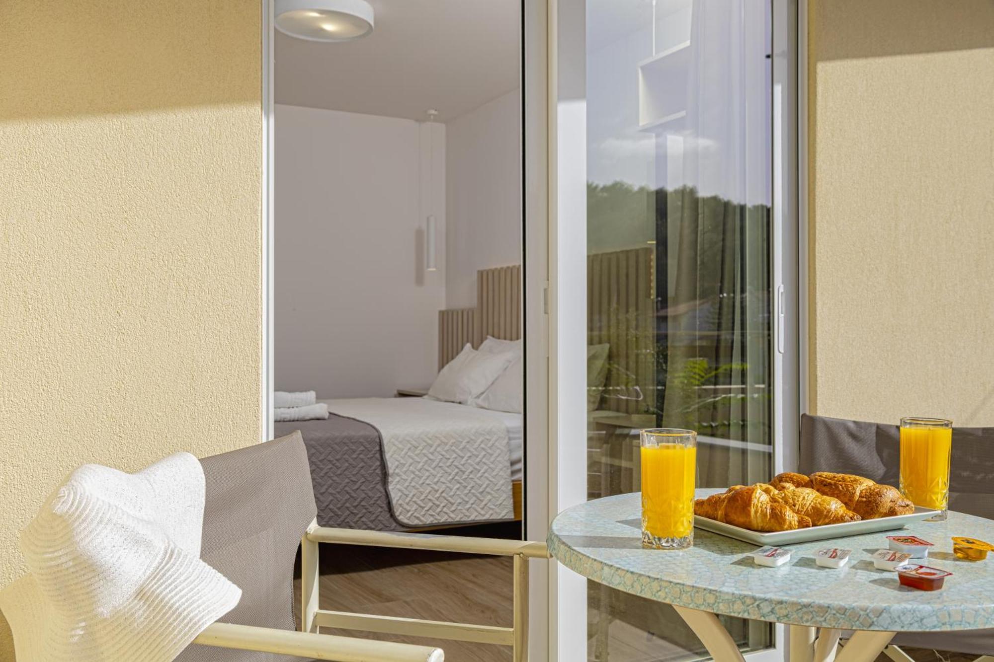 Theos Village Aparthotel 3*