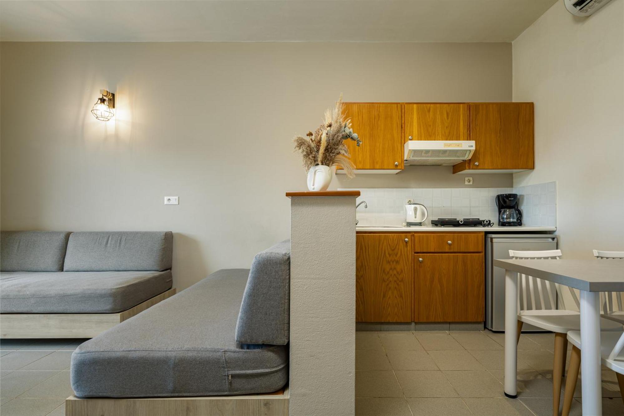Theos Village Aparthotel 3*