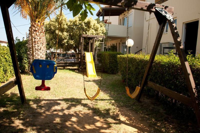 Theos Village מלון דירות
